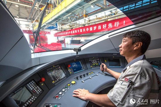 復興號司機整裝待發。（人民網記者 史家民 攝）
