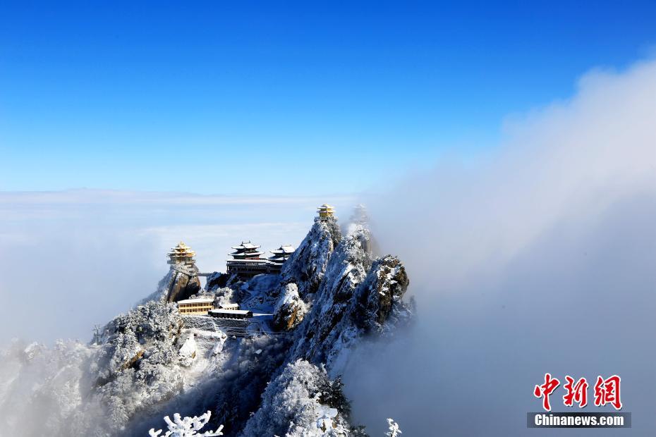 老君山現(xiàn)雪后云海奇觀 瓊樓玉宇美不勝收