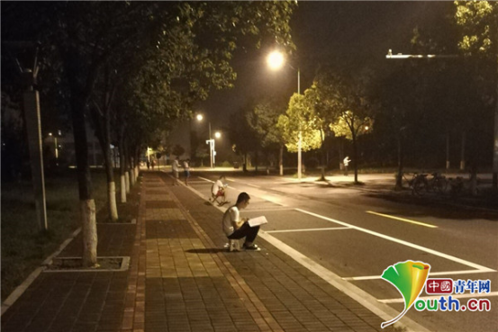 網傳安徽一高校千余名學子暑期留校考研 學校：大力支持