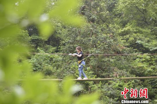 天岳幕阜山“天岳飛龍”的驚險(xiǎn)刺激體驗(yàn) 徐典波 攝