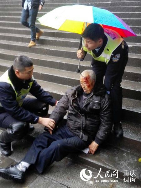 重慶八旬老人摔倒街頭 協警為其撐傘當