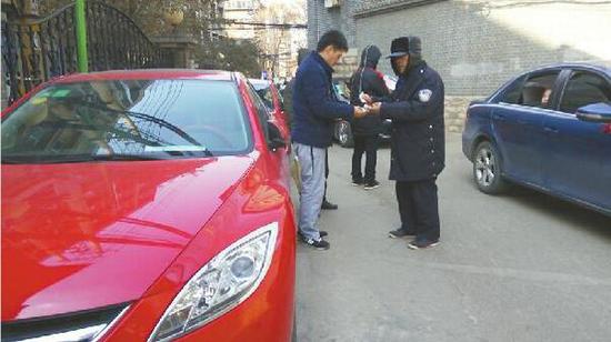 濟南一街道停1小時30元 停車員穿