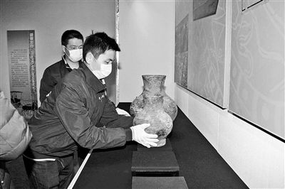 本報訊令不少觀眾屏息以待的海昏侯墓出土文物展將于3月2日在首都博物館揭開神秘面紗。昨天，首都博物館首次正式承認，展覽將特設揭秘環節，為人們揭開海昏侯墓主人的神秘身份，打開那段塵封兩千多年的歷史。