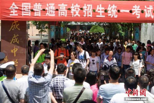 資料圖：2015年6月8日，山西太原某考點的考生走出考場。 中新社發 張云 攝