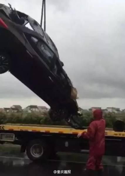 更令人痛惜的是，一男子開車路過，在目睹車禍慘狀后，現場突發心臟病，經搶救無效死亡，年僅36歲。
