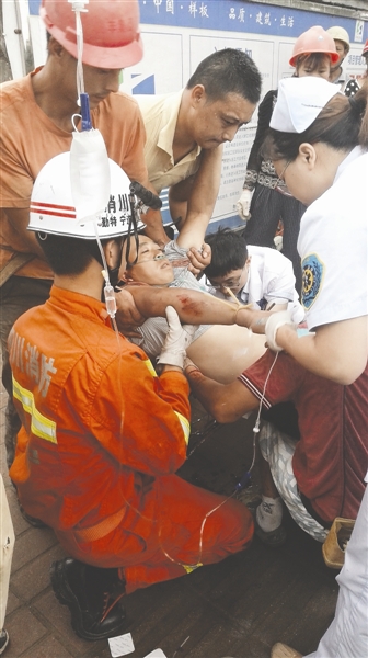 6日6時27分左右，遂寧河東新區某工地上，38歲的工人林軍做工時，不慎從5樓墜落至3樓，其背部和側身插入5根鋼筋。隨后，林軍被送往遂寧市中心醫院河東分院救治。經過長達6小時的手術搶救，5根鋼筋全部取出，幸運的是，鋼筋沒有傷及內臟。不過，林軍目前仍在重癥監護室，截至記者發稿時還沒有脫離生命危險。