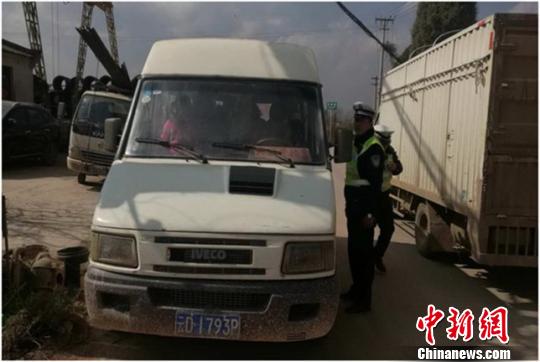 昆明一“校車”嚴重超載核載7人竟擠33人