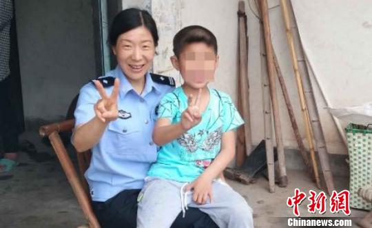 父母吸販毒被抓民警當起9歲娃的“臨時爸媽”