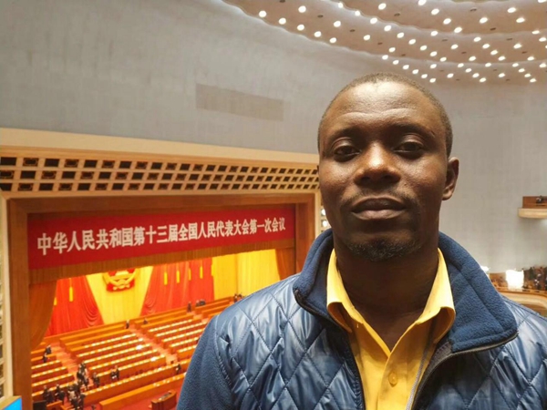 外媒記者點贊政府工作報告：中國減貧成績斐然 百姓生活日新月異