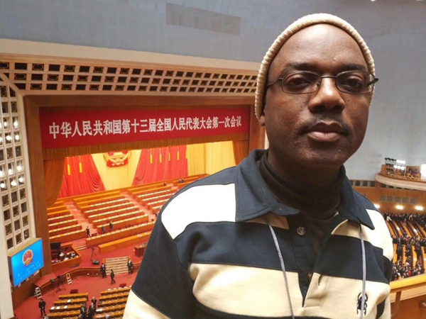 外媒記者點贊政府工作報告：中國減貧成績斐然 百姓生活日新月異