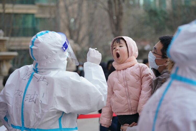 我在現場 | 在“暫�！钡某鞘校覀兣c病毒賽跑