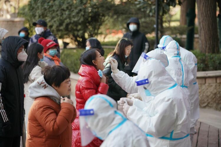 我在現場 | 在“暫�！钡某鞘校覀兣c病毒賽跑