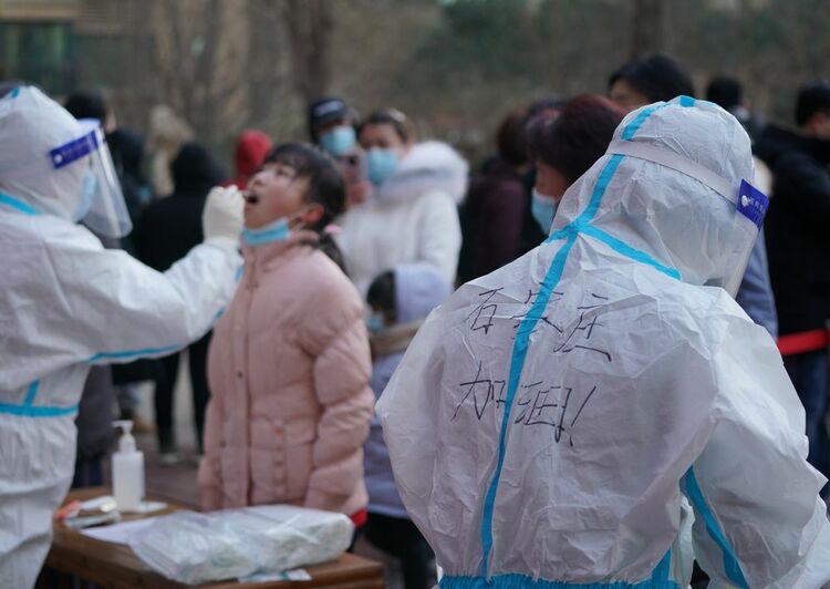我在現場 | 在“暫�！钡某鞘校覀兣c病毒賽跑