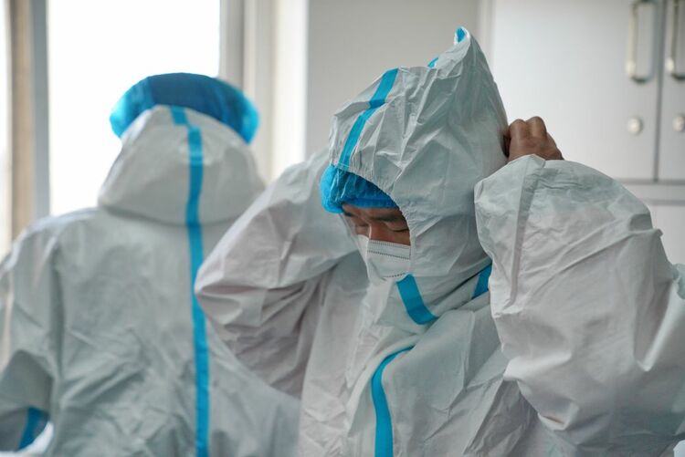 我在現場 | 在“暫�！钡某鞘校覀兣c病毒賽跑