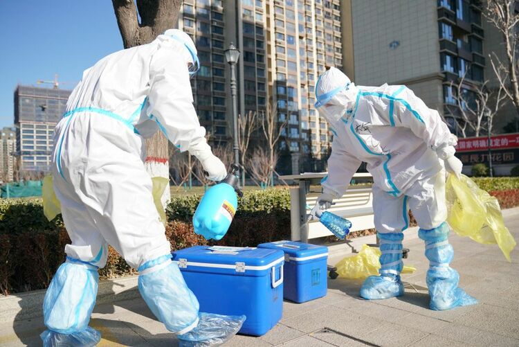 我在現場 | 在“暫�！钡某鞘�，我們與病毒賽跑