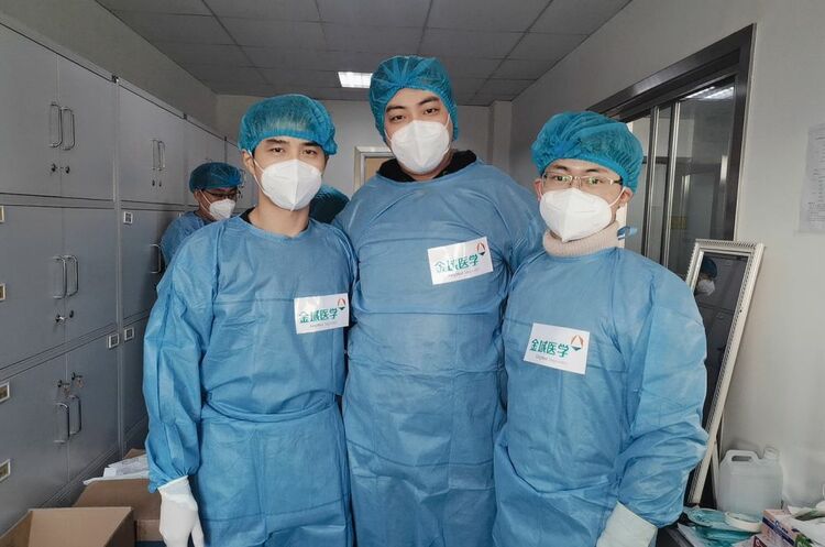 我在現場 | 在“暫�！钡某鞘校覀兣c病毒賽跑