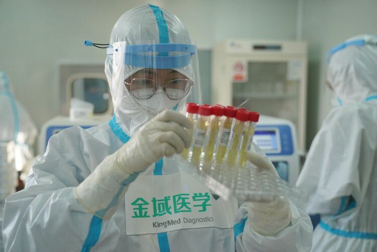 我在現場 | 在“暫�！钡某鞘校覀兣c病毒賽跑