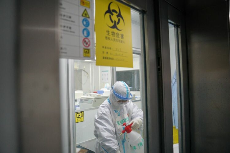 我在現場 | 在“暫�！钡某鞘校覀兣c病毒賽跑