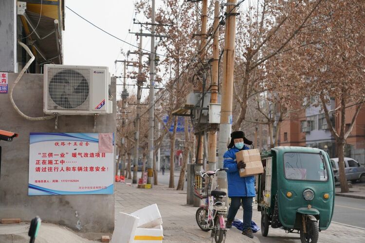 我在現場 | 在“暫�！钡某鞘�，我們與病毒賽跑