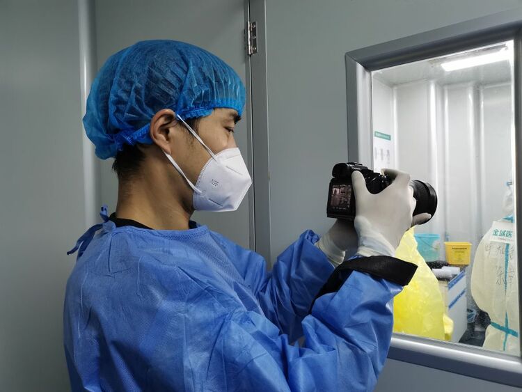 我在現場 | 在“暫�！钡某鞘�，我們與病毒賽跑